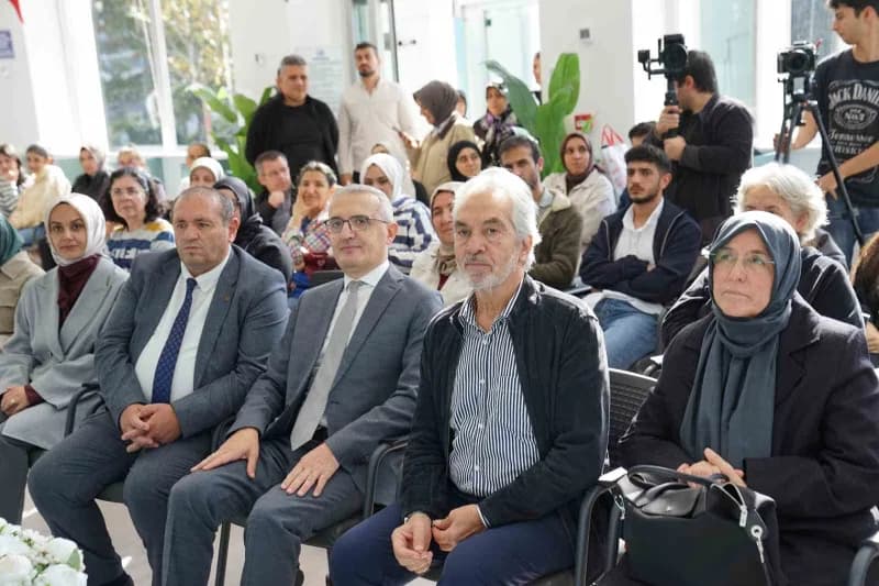 İskender Pala Esenyurt Belediyesi İskender Pala Kütüphanesi'nde gençlerle kültür ve medeniyet söyleşisi yaparken