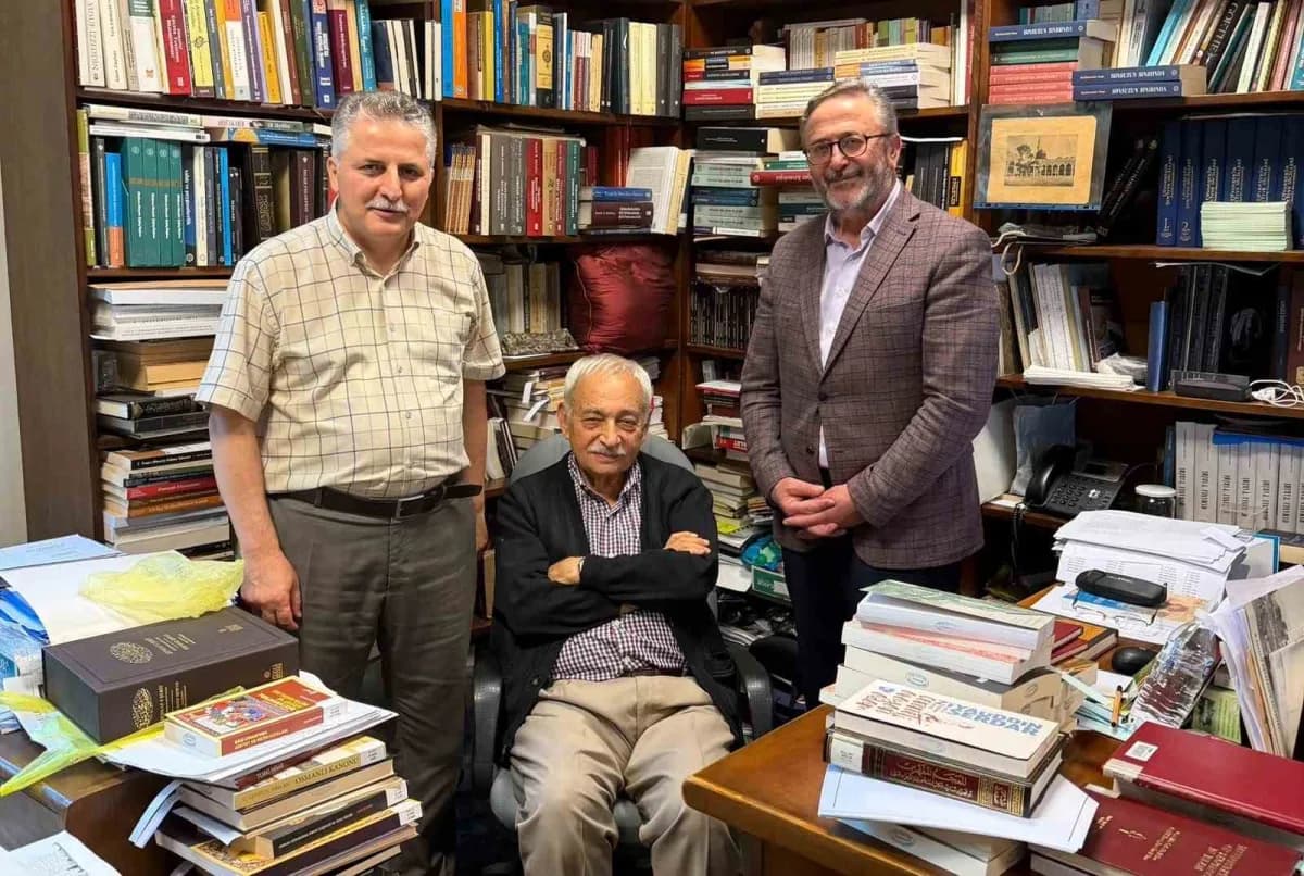 Kültür ve Turizm Bakanı Mehmet Nuri Ersoy, yazar İsmail Erünsal’ın ömrü boyunca bir araya getirerek Süleymaniye Yazma Es