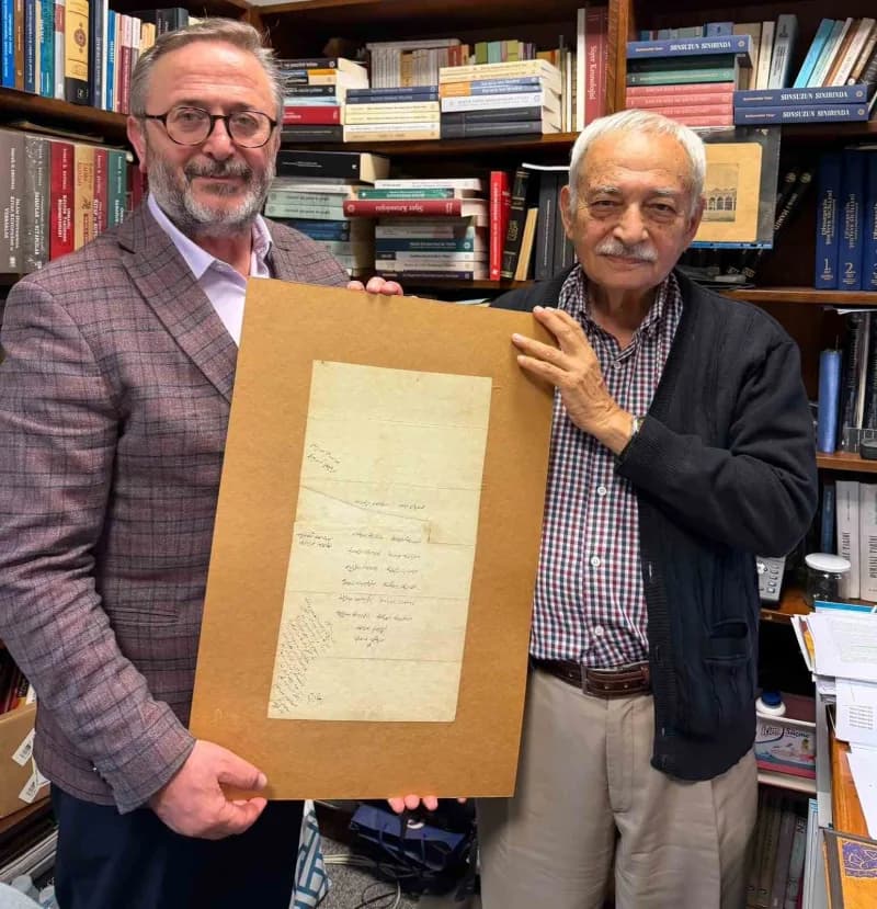 Kültür ve Turizm Bakanı Mehmet Nuri Ersoy, yazar İsmail Erünsal’ın ömrü boyunca bir araya getirerek Süleymaniye Yazma Es