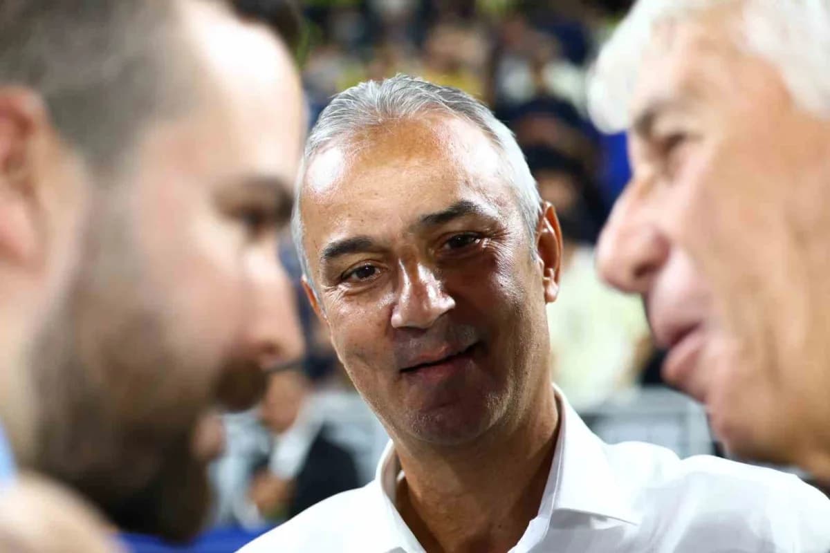 İsmail Kartal, Fenerbahçe formasıyla maç sırasında saha kenarında düşünceli şekilde duruyor