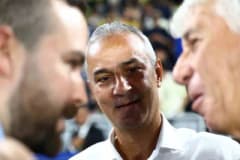 İsmail Kartal, Fenerbahçe formasıyla maç sırasında saha kenarında düşünceli şekilde duruyor