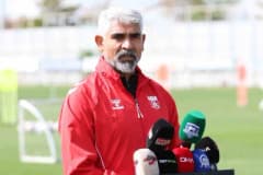 Sivasspor Teknik Direktörü İsmet Taşdemir antrenman sırasında açıklama yapıyor