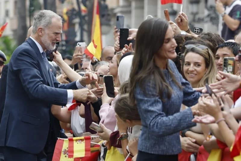İspanya Kralı VI. Felipe ve Kraliçe Letizia, iki buçuk ay önce yaklaşık 80 bin göçmenin kitlesel akınına uğrayan Sebte'y
