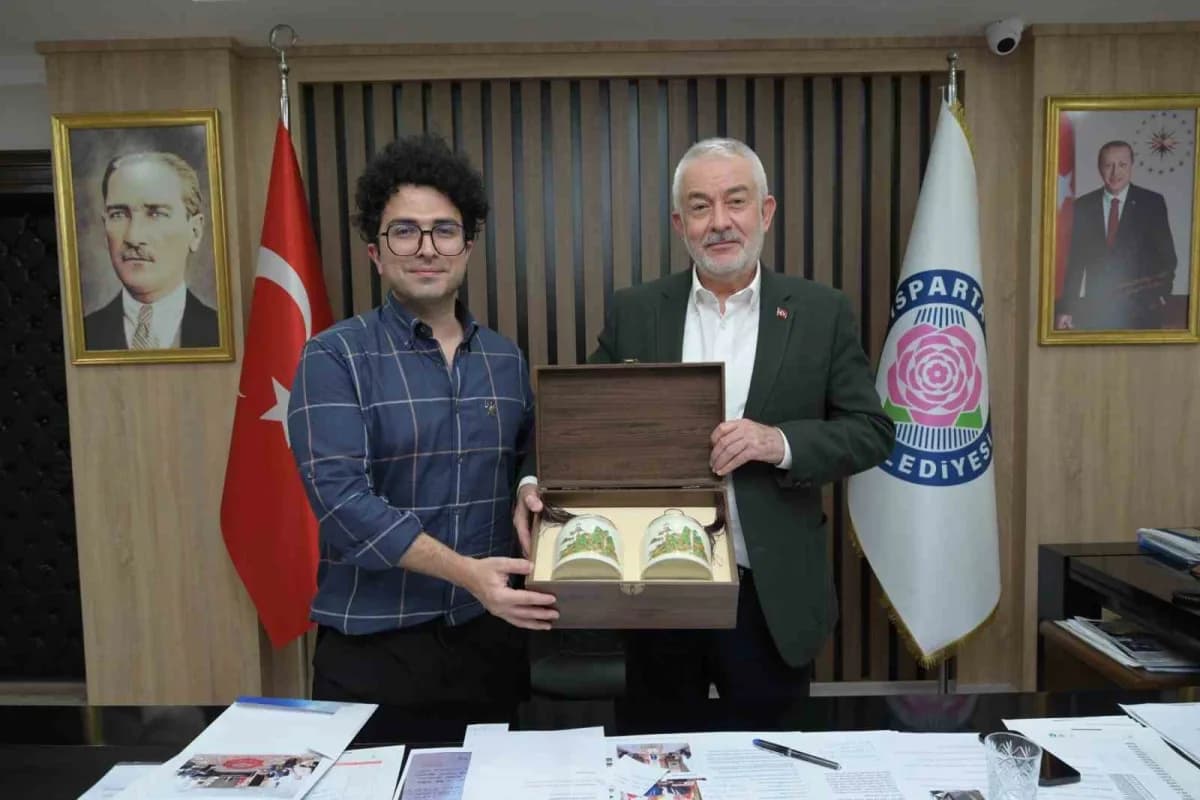 Isparta Belediye Başkanı Şükrü Başdeğirmen ve sosyal medya fenomeni Enes Demirbaş makamda görüşme yaparken