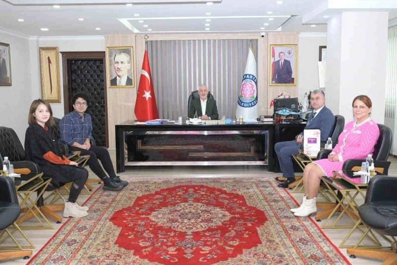 Sosyal medya fenomeni Enes Demirbaş ve eşi Yan Zhang, beraberinde Gülbirlik Genel Müdürü İbrahim Işıdan ve Şerife Gökdoğ