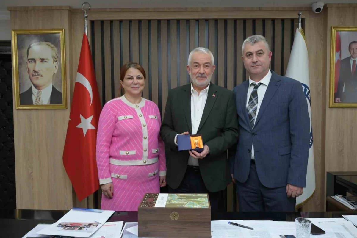 Gülbirlik Genel Müdürü İbrahim Işıdan ve Şerife Gökdoğan, Belediye Başkanı Şükrü Başdeğirmen ile