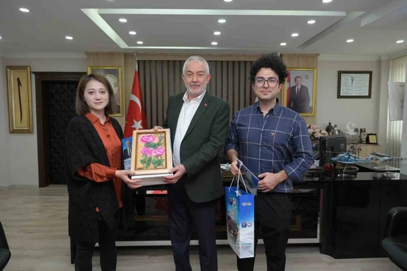 Sosyal medya fenomeni Enes Demirbaş ve eşi Yan Zhang, Belediye Başkanı Şükrü Başdeğirmen ile