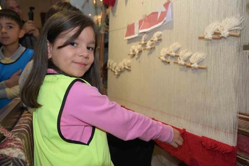 Isparta Prof. Dr. Turan Yazgan Etnografya Halı ve Kilim Müzesi’nde Türk bayrağı motifli halı tezgahı
