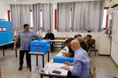 İsrail’de Gazze saldırıları sonrası düzenlenen genel seçimde oy verme işlemi