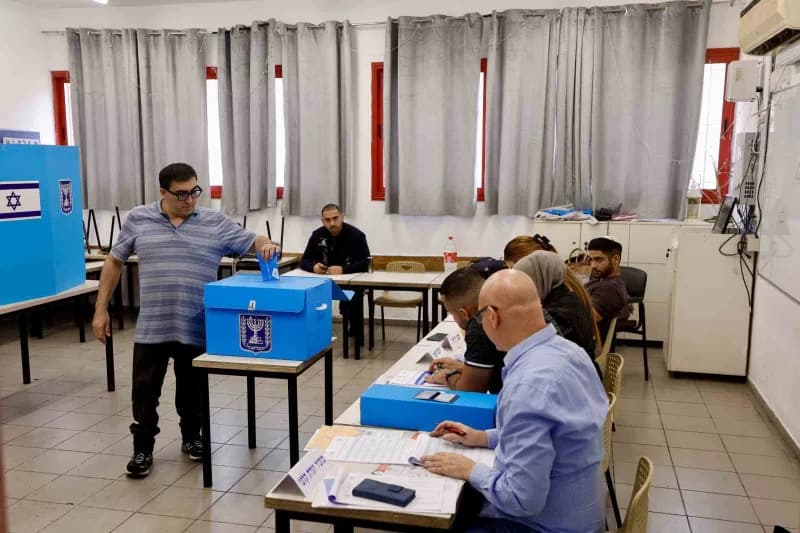 İsrail’de Gazze saldırıları sonrası düzenlenen genel seçimde oy verme işlemi