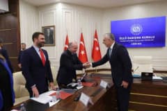 Çalışma ve Sosyal Güvenlik Bakanı Vedat Işıkhan toplantıda konuşma yaparken