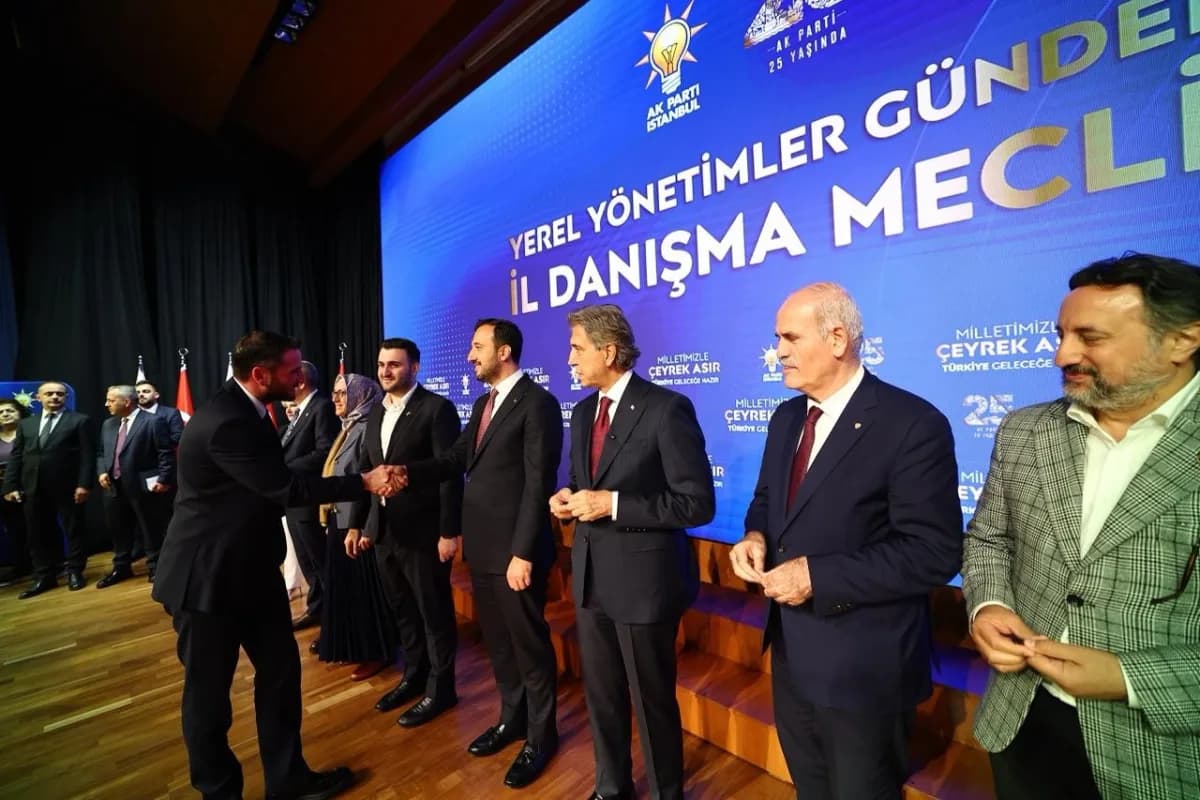 AK Parti İstanbul İl Başkanlığı tarafından düzenlenen Yerel Yönetimler Gündemli İl Danışma Meclisi’nde farklı siyasi par