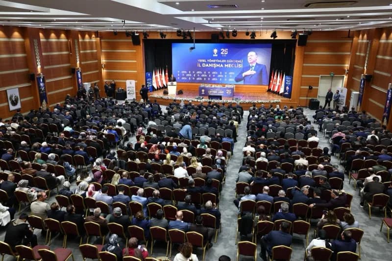 AK Parti İstanbul İl Başkanlığı tarafından düzenlenen Yerel Yönetimler Gündemli İl Danışma Meclisi’nde farklı siyasi par
