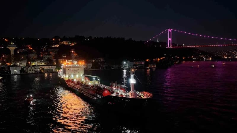 İstanbul Boğazı’nda seyir halindeki Malta bayraklı "IVYAN" isimli kimyasal madde taşıyan tanker, Kanlıca açıklarında kıy