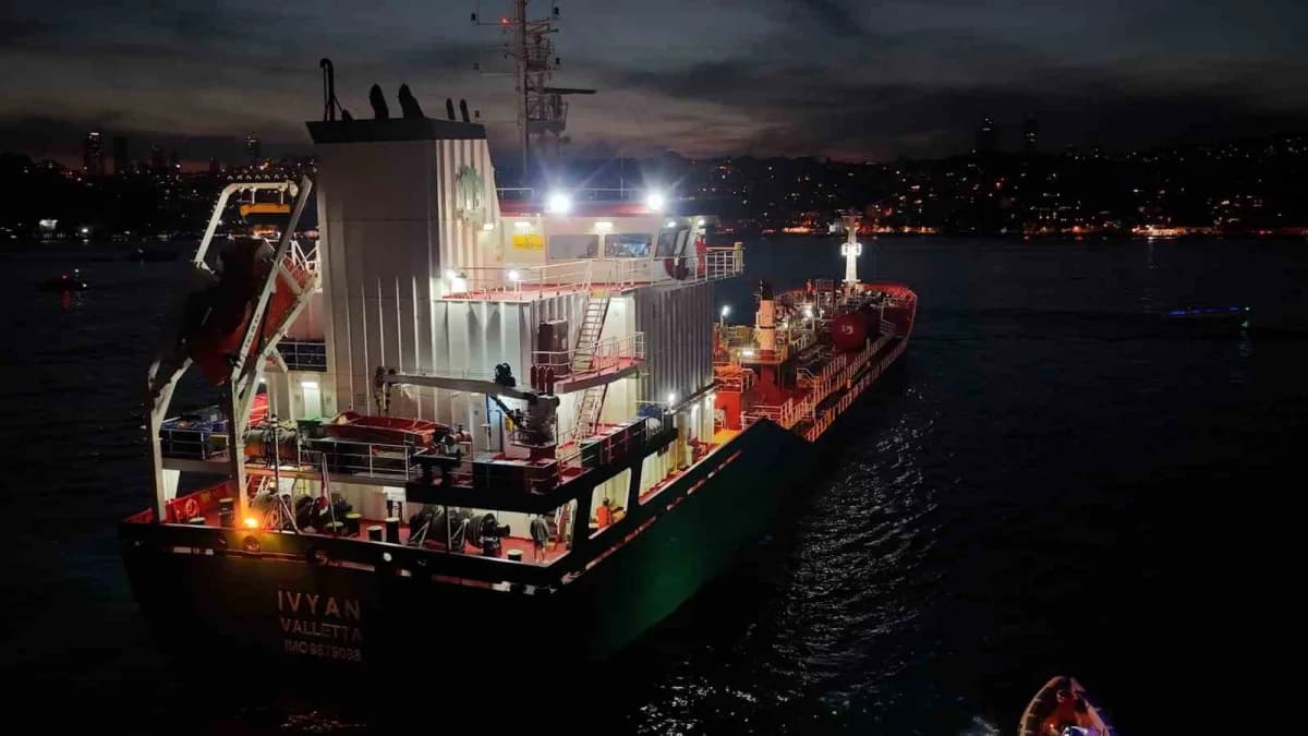 İstanbul Boğazı Kanlıca açıklarında kıyıya yaklaşan kimyasal madde taşıyan tanker ve kurtarma römorkörleri