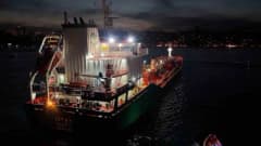 İstanbul Boğazı Kanlıca açıklarında kıyıya yaklaşan kimyasal madde taşıyan tanker ve kurtarma römorkörleri