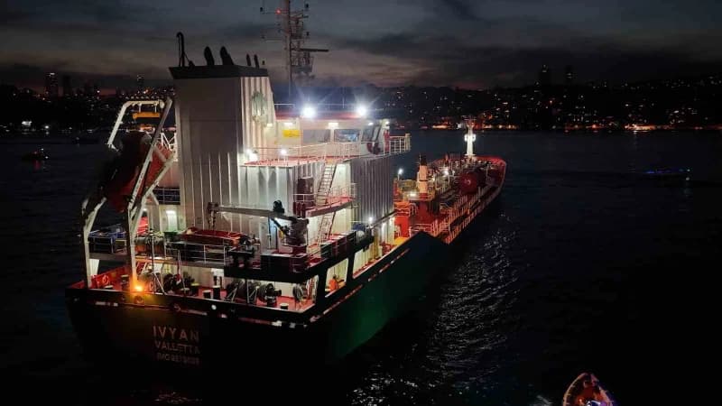 İstanbul Boğazı Kanlıca açıklarında kıyıya yaklaşan kimyasal madde taşıyan tanker ve kurtarma römorkörleri