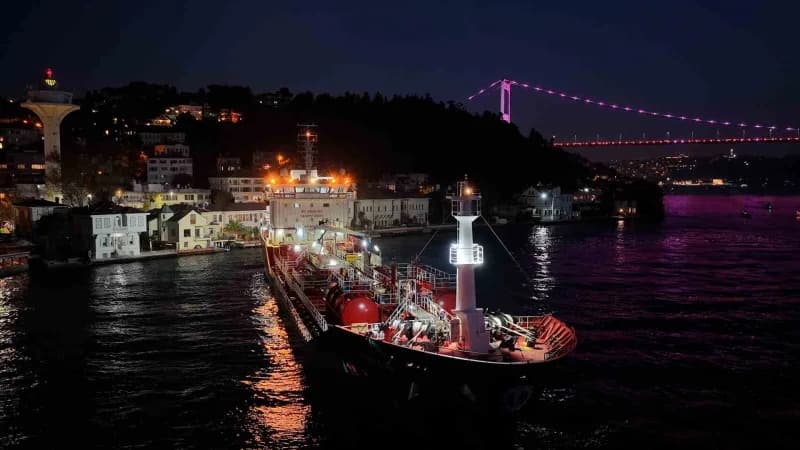İstanbul Boğazı’nda seyir halindeki Malta bayraklı "IVYAN" isimli kimyasal madde taşıyan tanker, Kanlıca açıklarında kıy