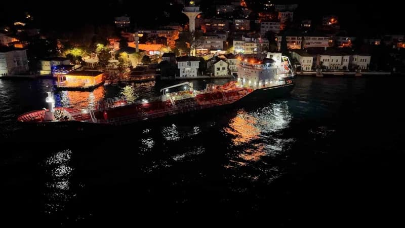 İstanbul Boğazı’nda seyir halindeki Malta bayraklı "IVYAN" isimli kimyasal madde taşıyan tanker, Kanlıca açıklarında kıy