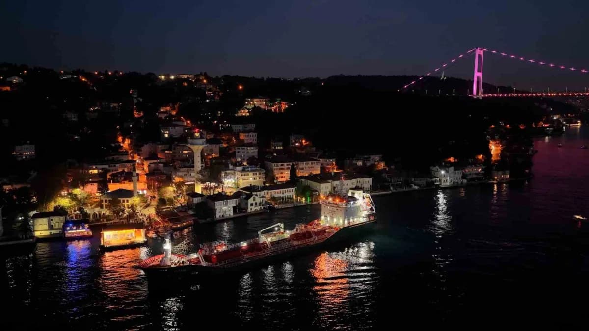 İstanbul Boğazı’nda seyir halindeki Malta bayraklı "IVYAN" isimli kimyasal madde taşıyan tanker, Kanlıca açıklarında kıy