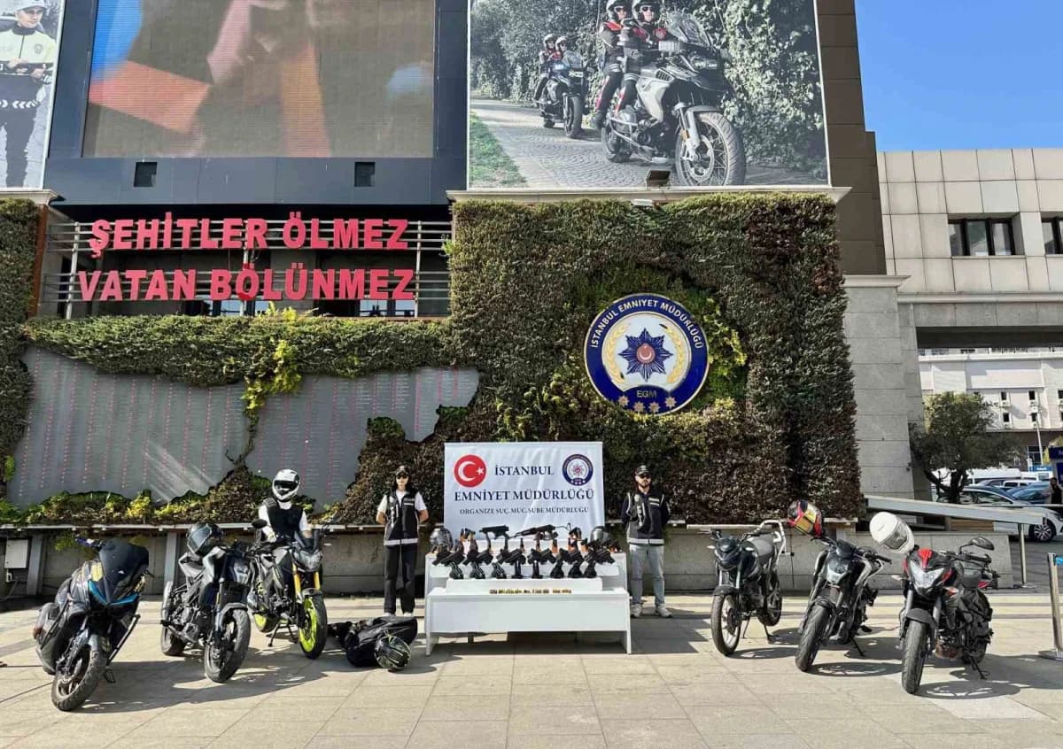 İstanbul Emniyet Müdürlüğü'nde çetelerden ele geçirilen silah ve mühimmatın sergilendiği alan