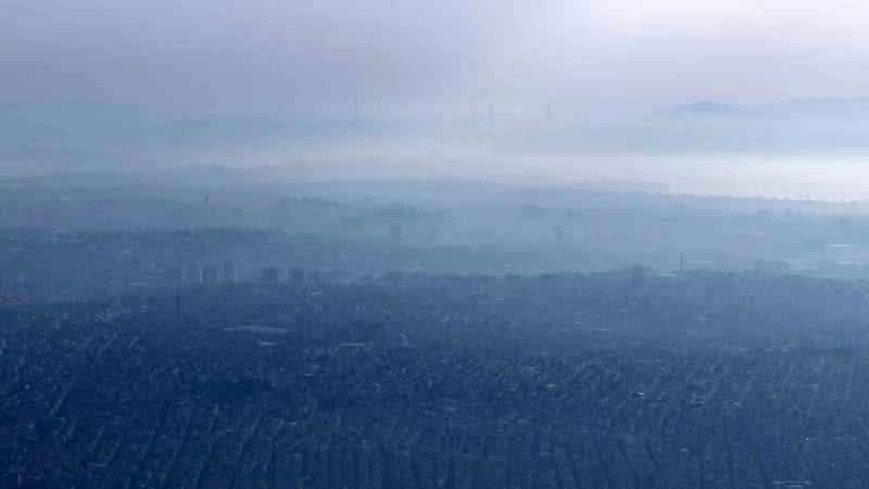 İstanbul'da etkili olan puslu Hava, kentin siluetini gri bir örtünün arkasında bıraktı