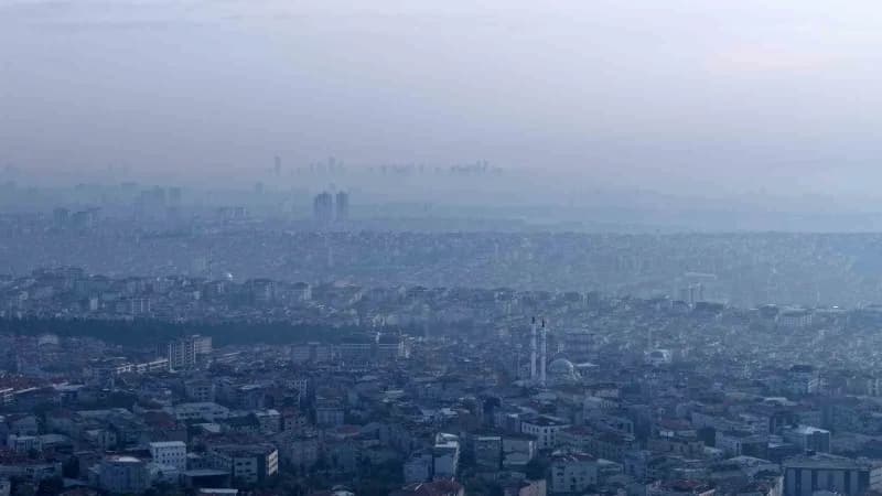 İstanbul'da etkili olan puslu Hava, kentin siluetini gri bir örtünün arkasında bıraktı