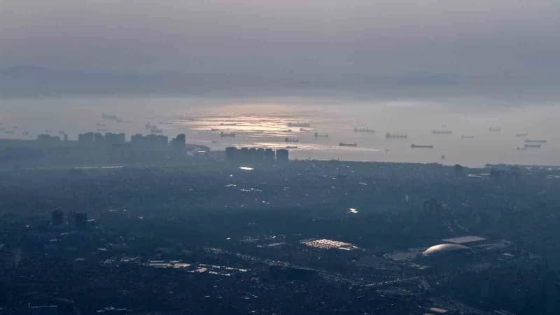 İstanbul'da etkili olan puslu Hava, kentin siluetini gri bir örtünün arkasında bıraktı