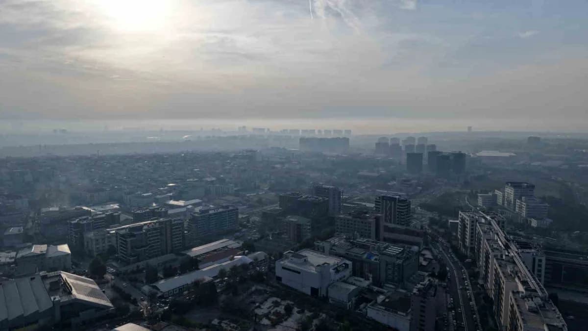İstanbul’da puslu hava nedeniyle gri örtüyle kaplanmış şehir silueti ve tarihi yapılar