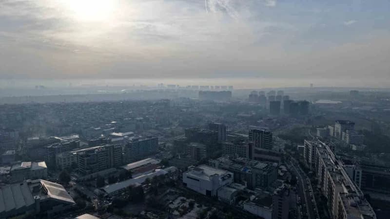 İstanbul’da puslu hava nedeniyle gri örtüyle kaplanmış şehir silueti ve tarihi yapılar