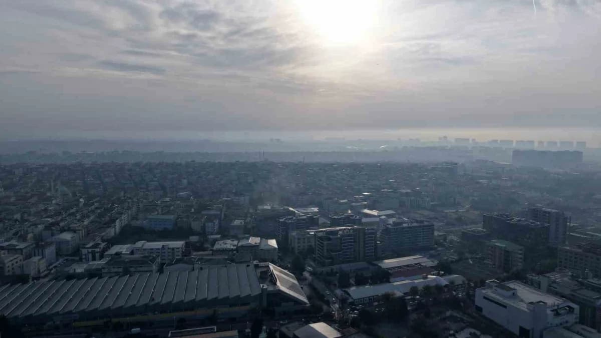 İstanbul'da etkili olan puslu Hava, kentin siluetini gri bir örtünün arkasında bıraktı