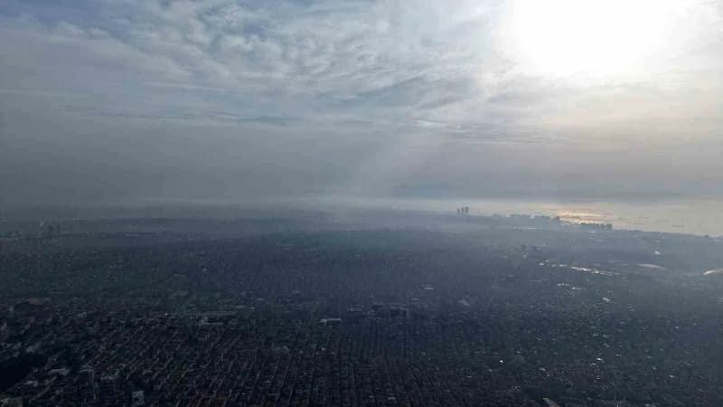 İstanbul'da etkili olan puslu Hava, kentin siluetini gri bir örtünün arkasında bıraktı
