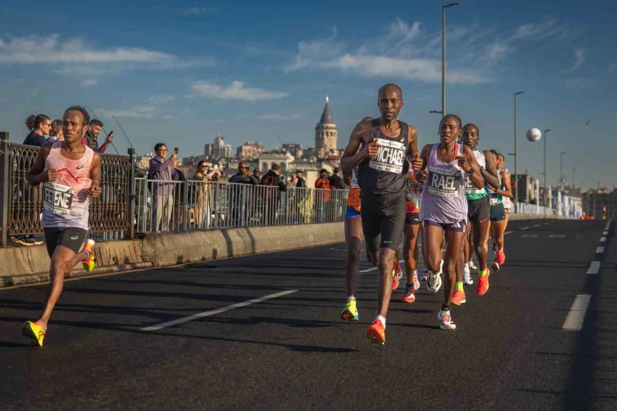 48. İstanbul Maratonu’nda koşan elit atletler ve şampiyonlar parkurda mücadele ediyor
