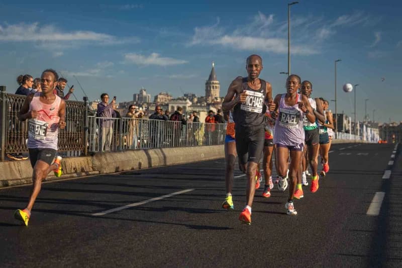 48. İstanbul Maratonu’nda koşan elit atletler ve şampiyonlar parkurda mücadele ediyor