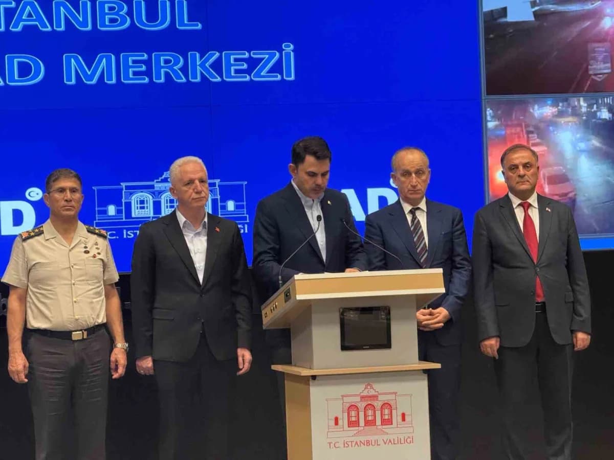 İstanbul’da sel felaketinde kurtarma çalışmaları ve güvenli alanlara taşınan vatandaşlar