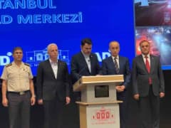 İstanbul’da sel felaketinde kurtarma çalışmaları ve güvenli alanlara taşınan vatandaşlar