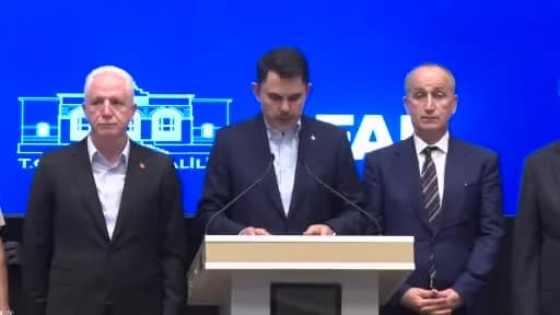 İstanbul’da sel felaketinde kurtarma çalışmaları ve güvenli alanlara taşınan vatandaşlar