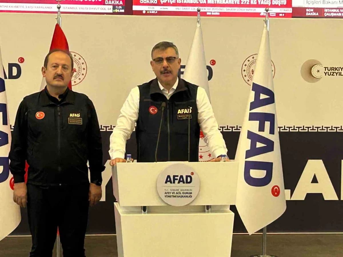 İçişleri Bakanı Mustafa Çiftçi (Sağda), Afet ve Acil Durum Yönetimi Başkanlığı'nda (AFAD) İstanbul ve ülke genelinde mey