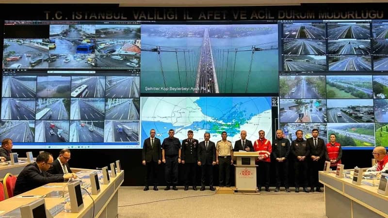 İstanbul Valisi Davut Gül basın toplantısında sel bilançosunu açıklıyor