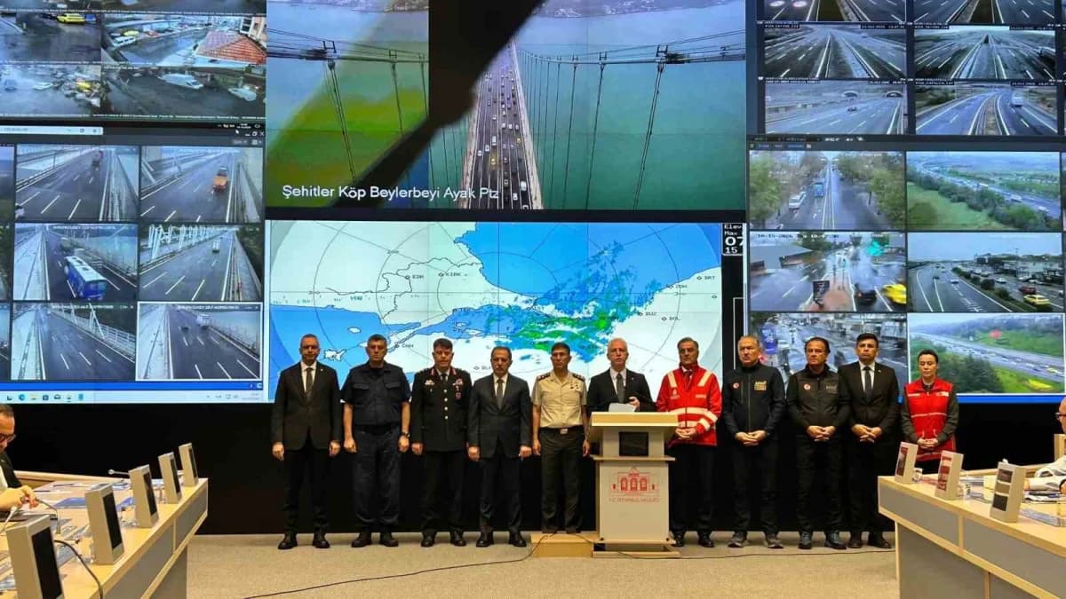 İstanbul Valisi Davut Gül, İstanbul İl Afet ve Acil Durum (AFAD) Müdürlüğü'nde düzenlediği basın toplantısında selin bil