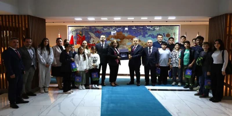 İstanbul Beykoz’dan Şırnak’a gelen öğrenciler, "Bizim Gök Kubbemiz Projesi" kapsamında hem Şırnak valisi Birol Ekici ile