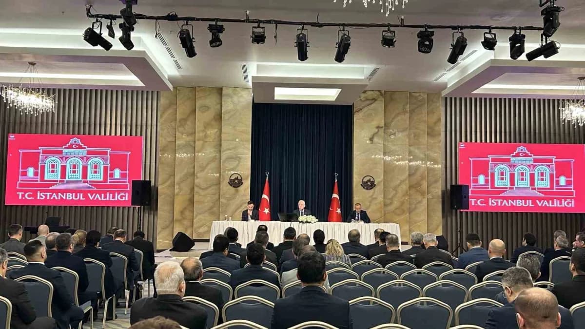 İstanbul Valisi Davut Gül (Ortada), İl Koordinasyon Kurulu toplantısında konuştu