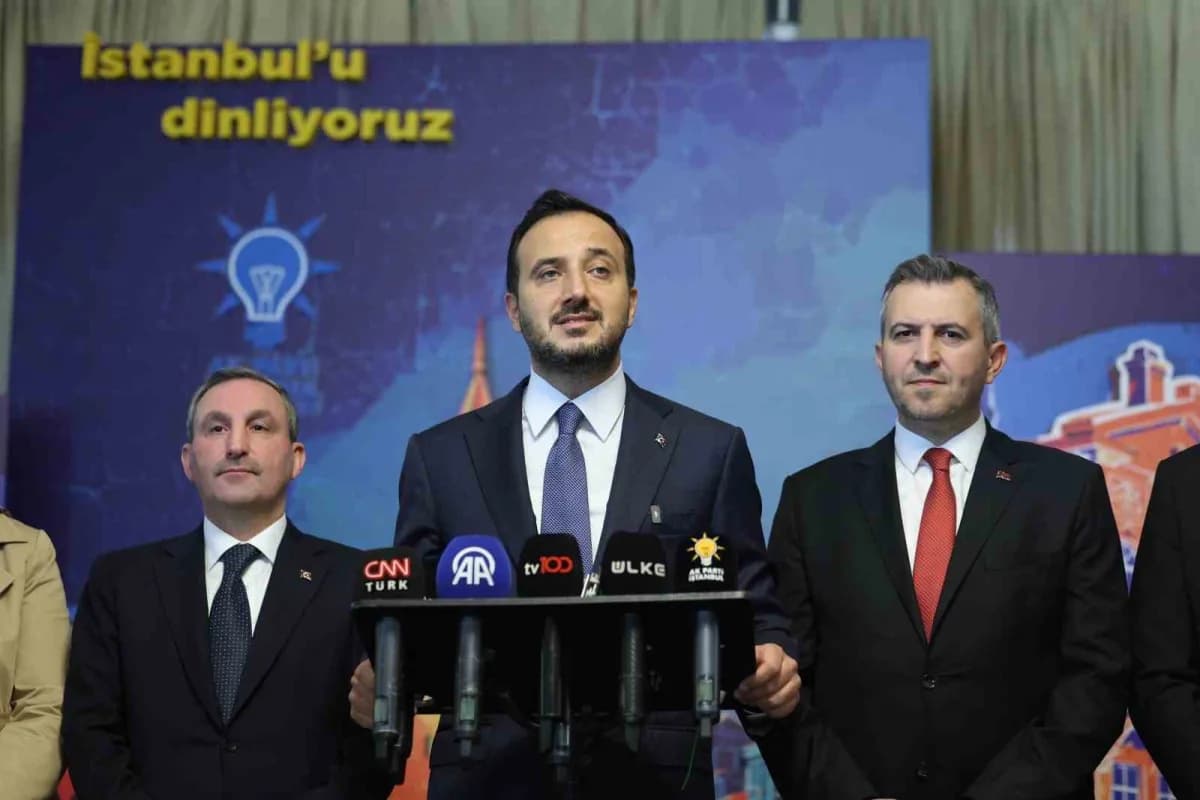 AK Parti İstanbul İl Başkanı Abdullah Özdemir Sultanbeyli’de İstanbul’u Dinliyoruz programında konuşma yapıyor