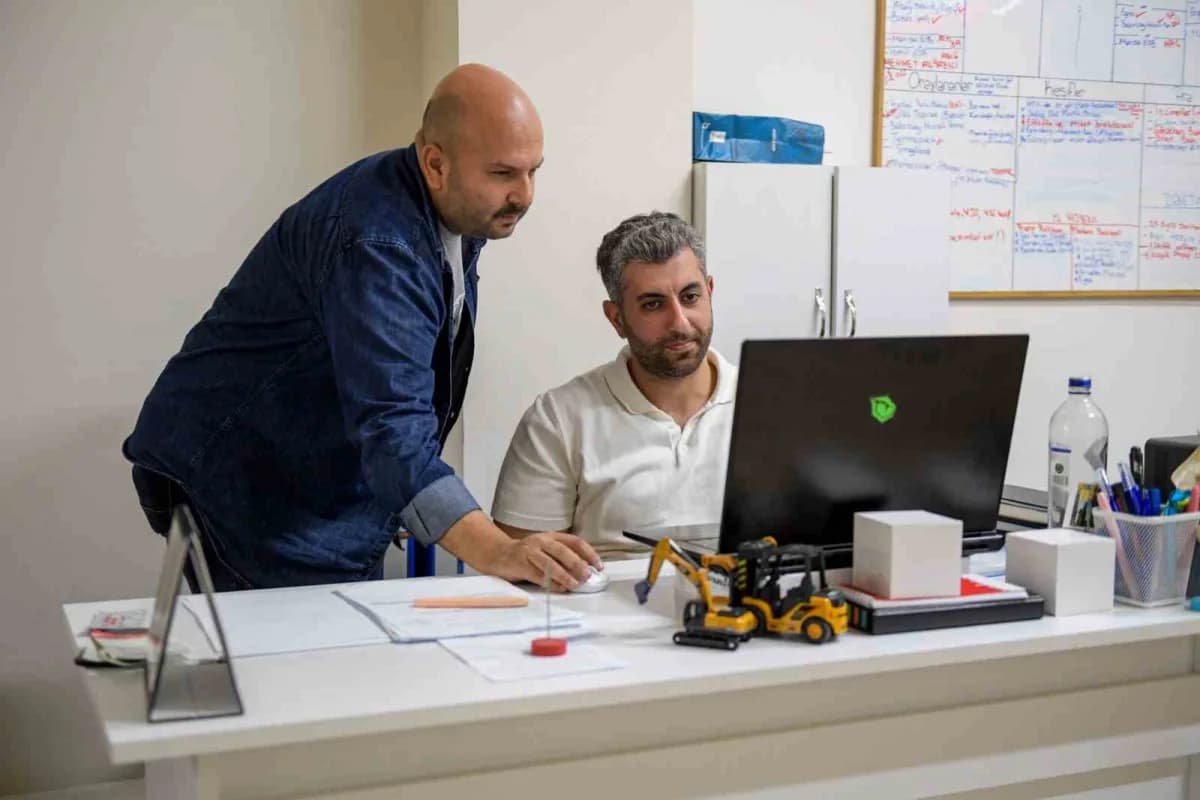 Platform üzerinden Başvuru yapan bir mekatronik mühendisi, bir elektrik-elektronik mühendisi ve bir planlama sorumlusu,