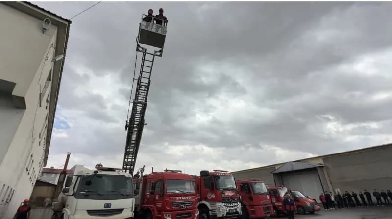 Hakkari’nin Yüksekova Belediyesi İtfaiye Müdürlüğü, İtfaiye Haftası dolayısıyla düzenlenen kapsamlı farkındalık etkinlik