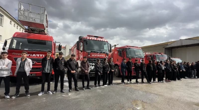 Hakkari’nin Yüksekova Belediyesi İtfaiye Müdürlüğü, İtfaiye Haftası dolayısıyla düzenlenen kapsamlı farkındalık etkinlik