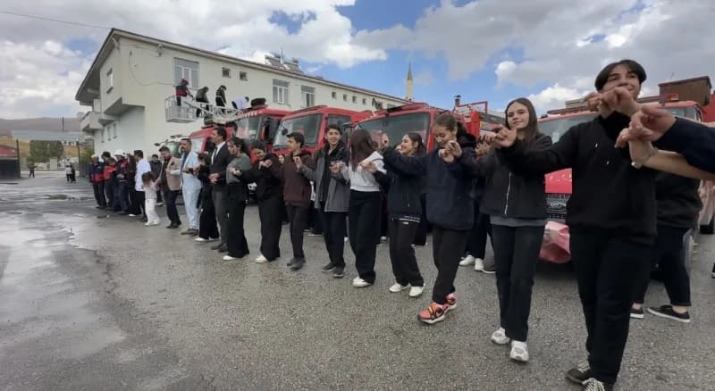 Hakkari’nin Yüksekova Belediyesi İtfaiye Müdürlüğü, İtfaiye Haftası dolayısıyla düzenlenen kapsamlı farkındalık etkinlik