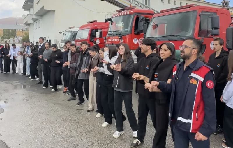 Hakkari’nin Yüksekova Belediyesi İtfaiye Müdürlüğü, İtfaiye Haftası dolayısıyla düzenlenen kapsamlı farkındalık etkinlik