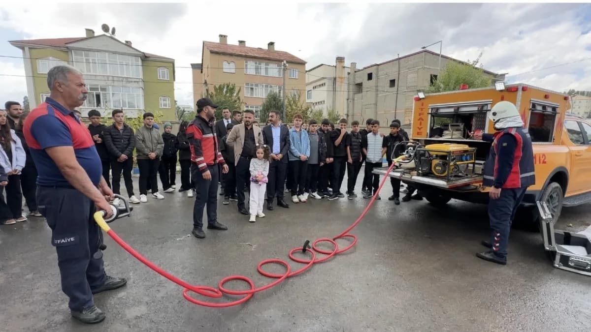 Hakkari’nin Yüksekova Belediyesi İtfaiye Müdürlüğü, İtfaiye Haftası dolayısıyla düzenlenen kapsamlı farkındalık etkinlik