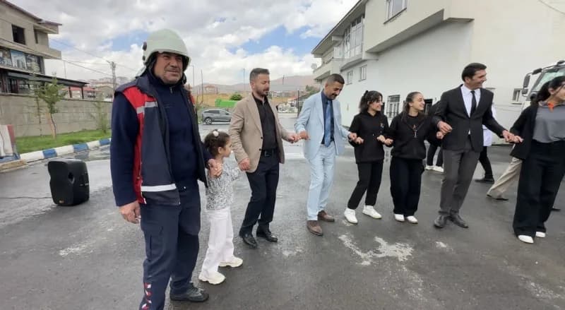 Hakkari’nin Yüksekova Belediyesi İtfaiye Müdürlüğü, İtfaiye Haftası dolayısıyla düzenlenen kapsamlı farkındalık etkinlik